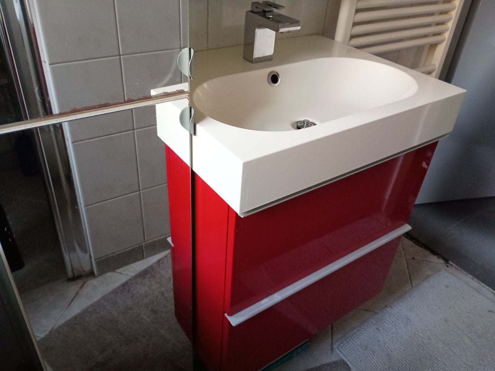 Moderne rode wastafelkast met wasbak, Huis en Inrichting, Ophalen, Gebruikt, 50 tot 100 cm, Minder dan 100 cm