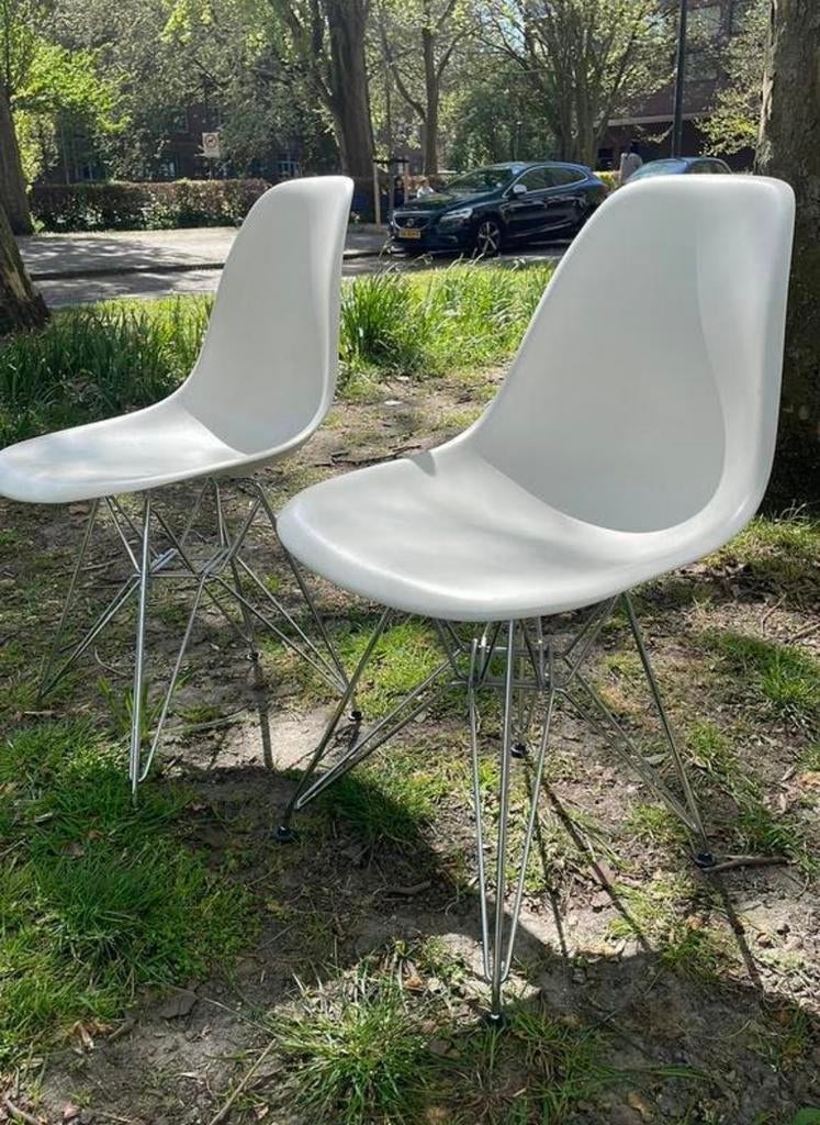 Eames Vitra kuipstoelen, Ophalen, Twee, Wit, Zo goed als nieuw