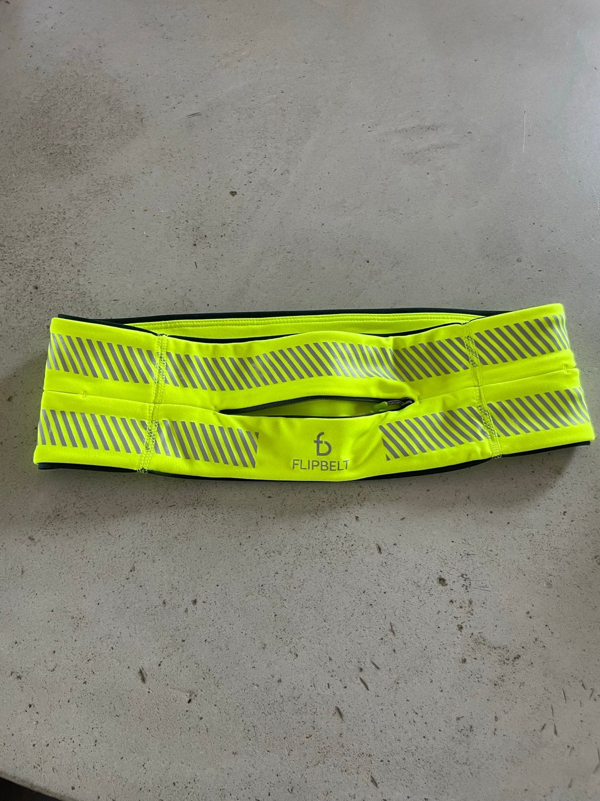 FlipBelt Reflecterende Hardloopband - Neon Geel maat M, Sport en Fitness, Overige merken, Overige typen, Ophalen of Verzenden