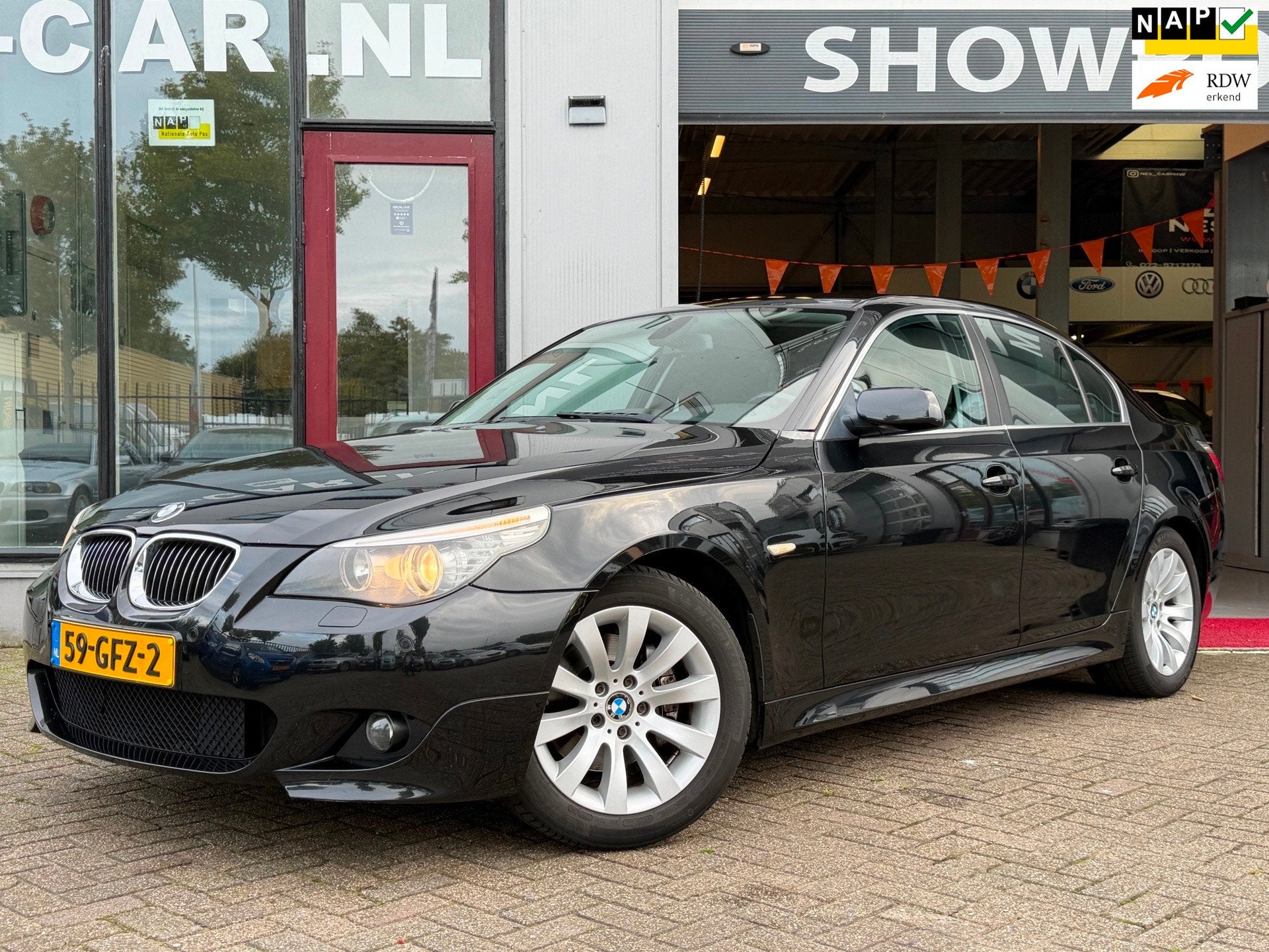BMW 5-serie 523i Automaat M-Sport! ACC! PDC! Xenon! Topstaat, Dealer onderhouden, Achterwielaandrijving, Gebruikt, Zwart