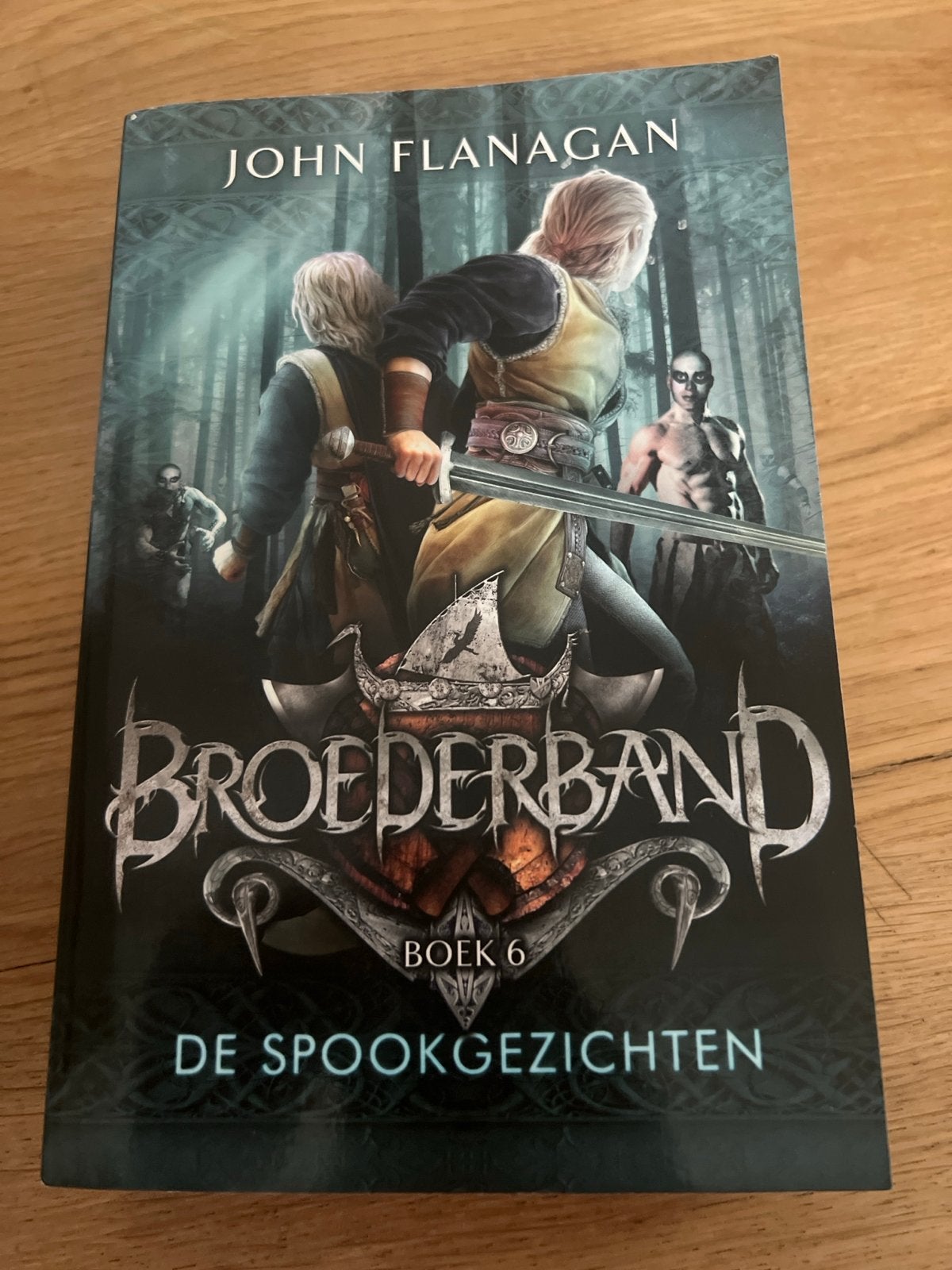 Broederband Boek 6: De Spookgezichten - John Flanagan, Boeken, Fantasy, Ophalen of Verzenden, Gelezen