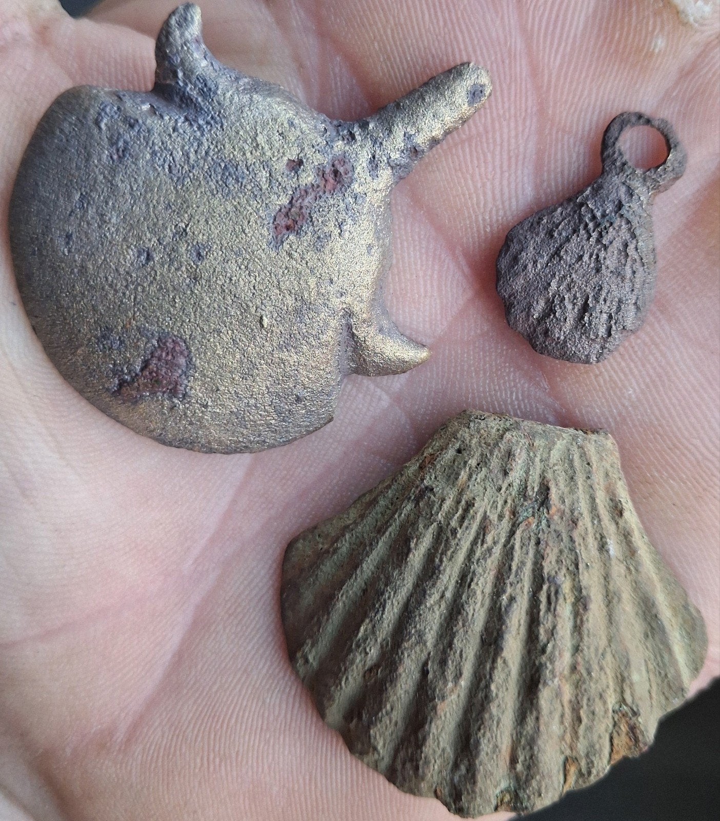 bodemvondst - jacobsschelp - pelgrim insigne ? - RRR, Ophalen of Verzenden, Koper