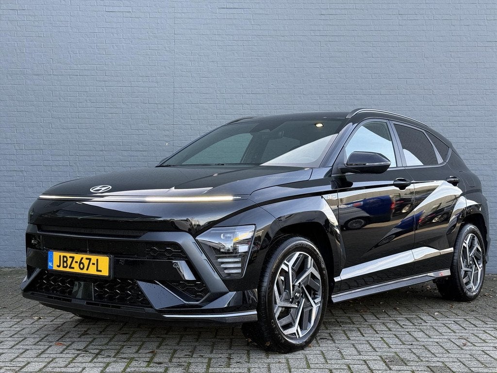 Hyundai Kona 1.6 GDI HEV 141pk DCT N-Line Edition | Summer D, Auto's, Hyundai, Stof, Gebruikt, 2 kWh, Zwart