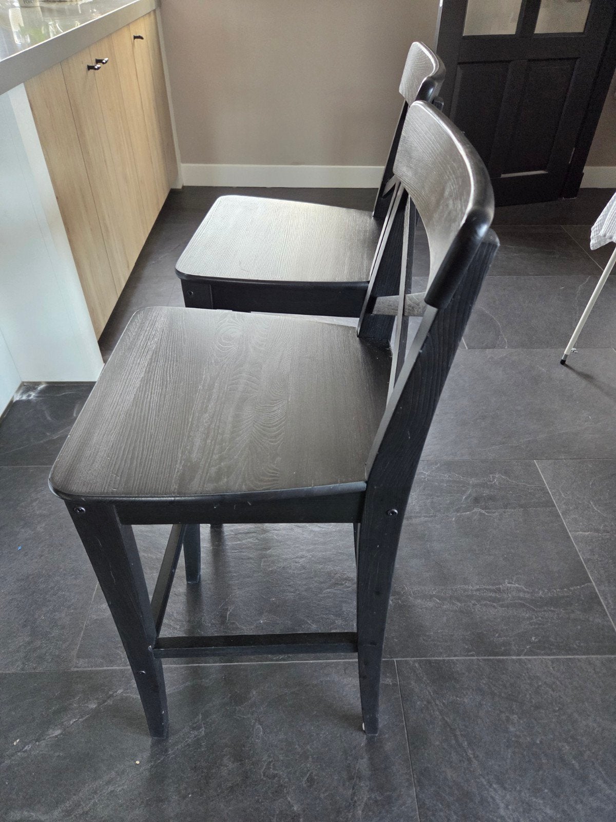 Set van 2 zwarte houten barkrukken, Ophalen, Gebruikt, Met voetsteun, 60 tot 90 cm