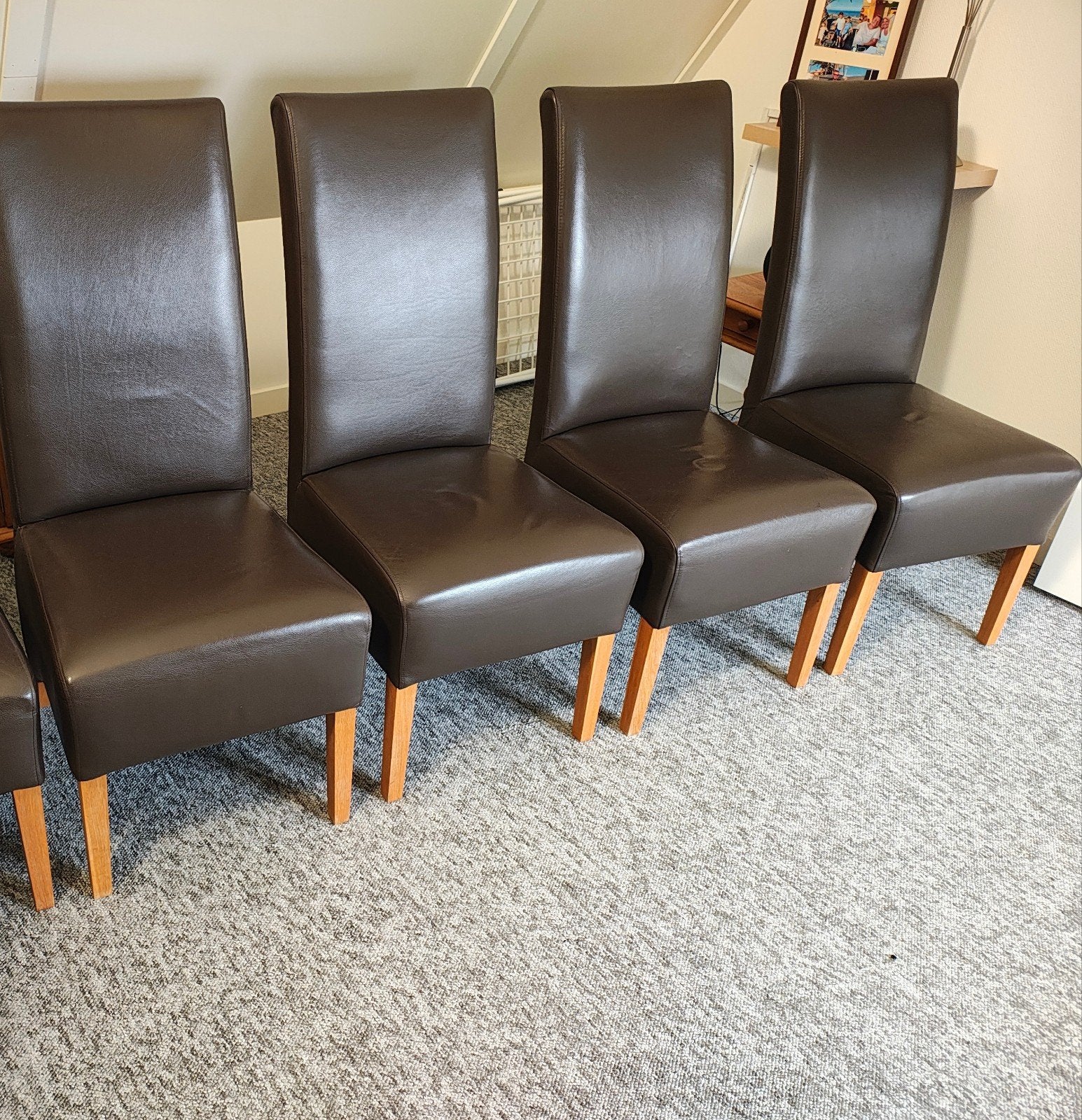 Gratis af te halen: 4 goed onderhouden leren stoelen, Huis en Inrichting, Ophalen, Gebruikt, Bruin, Leer