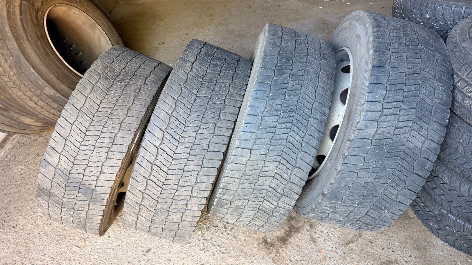 295/60 R22 Michelin x multi  banden met velgen. 2024 jaar, Auto-onderdelen, Banden en Velgen, Gebruikt, 295 mm, Vrachtwagen, Banden en Velgen