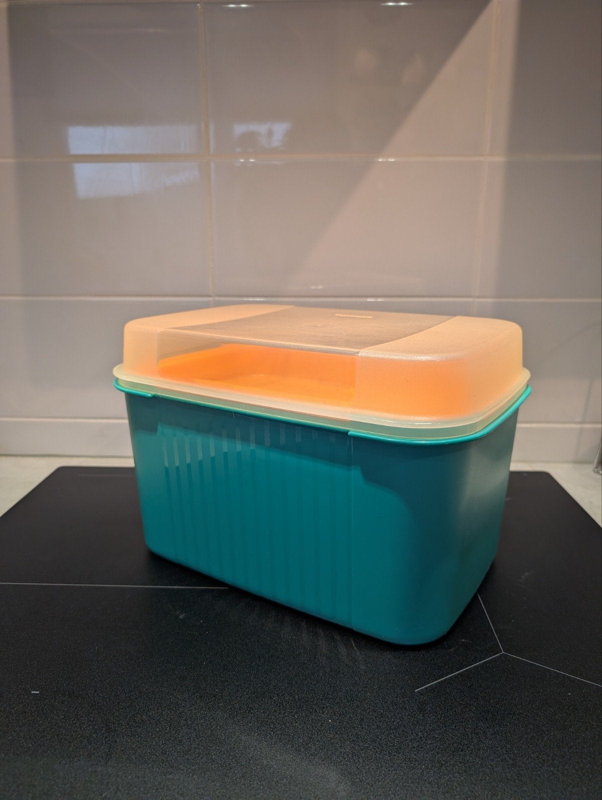 Tupperware - grote bak met inzet - ZGAN, Ophalen of Verzenden, Zo goed als nieuw, Groen, Bewaardoos