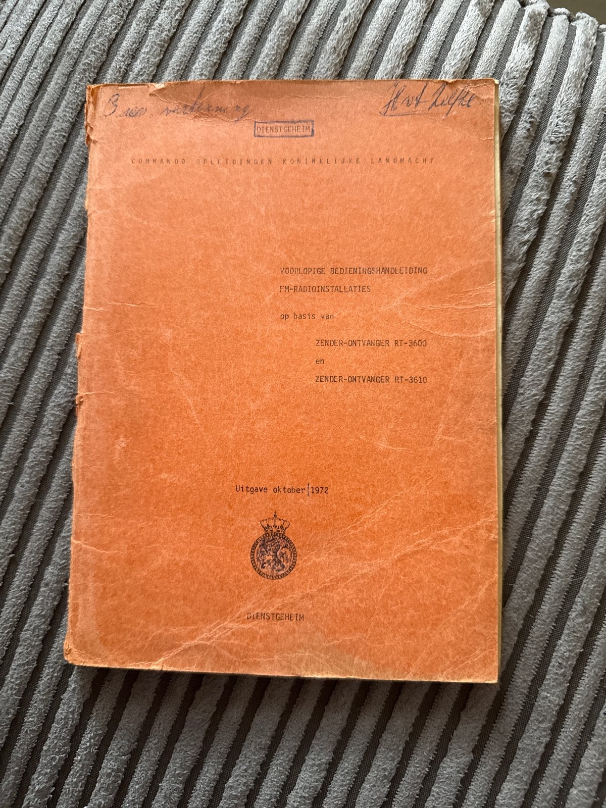 Dienstgeheim Bedieningshandleiding FM Radio Installaties, Ophalen, 1945 tot heden, Gelezen, Landmacht