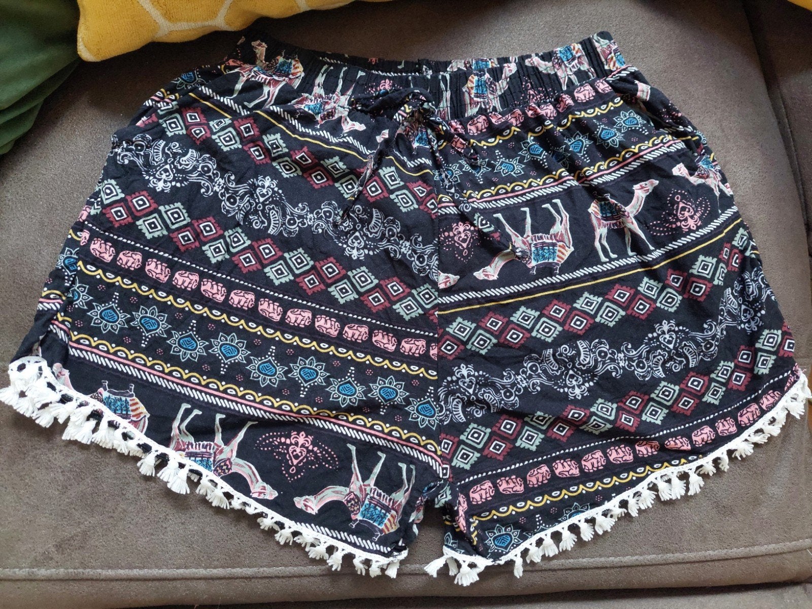 Nieuwe korte broek met  print en kwastjes mt M/L, Kleding | Dames, Maat 38/40 (M), Kort, Meerkleurig, Nieuw