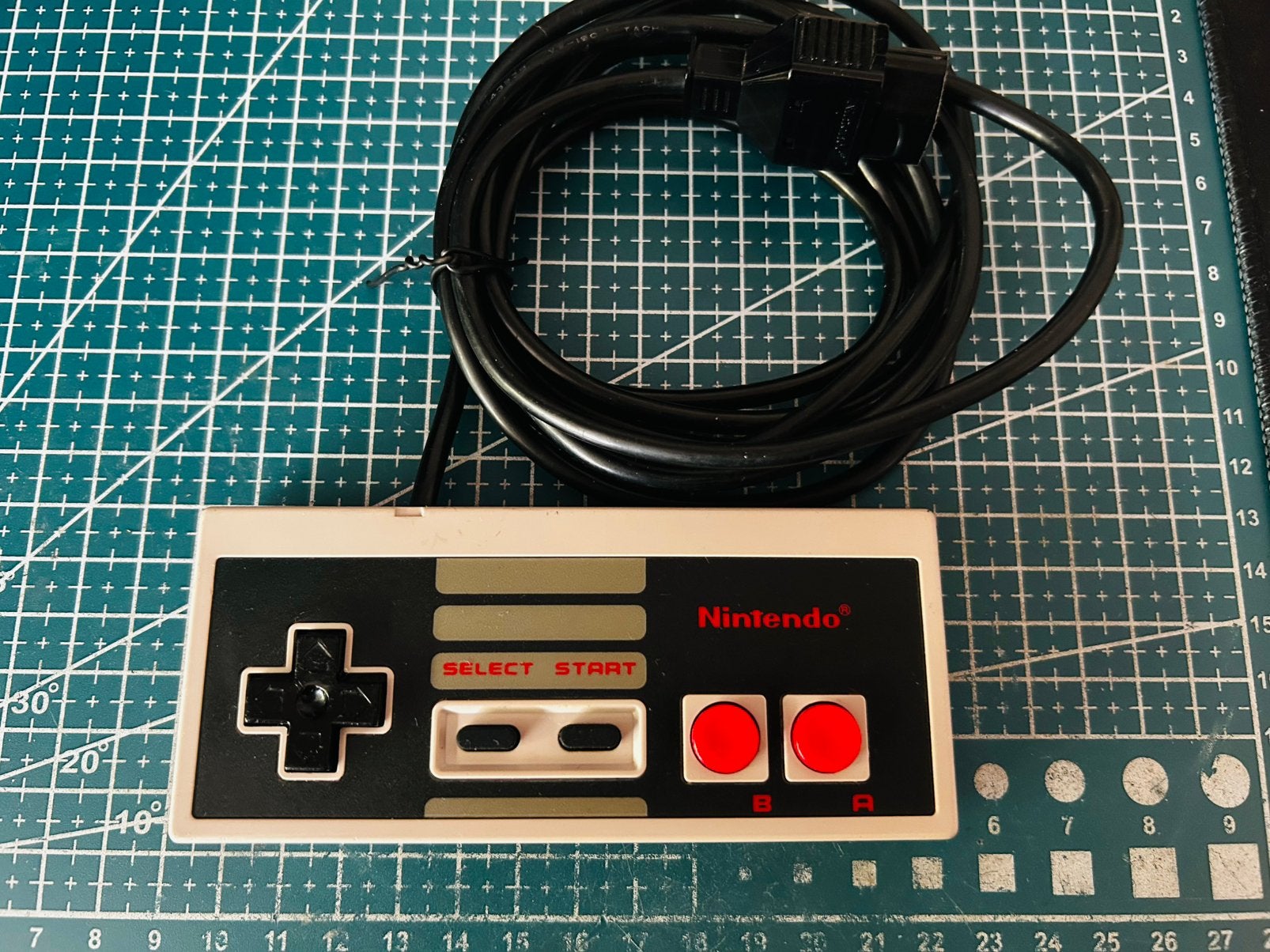 Originele Nintendo 8 bit NES Controller - Refurbished, Ophalen of Verzenden, Refurbished, Met 1 controller