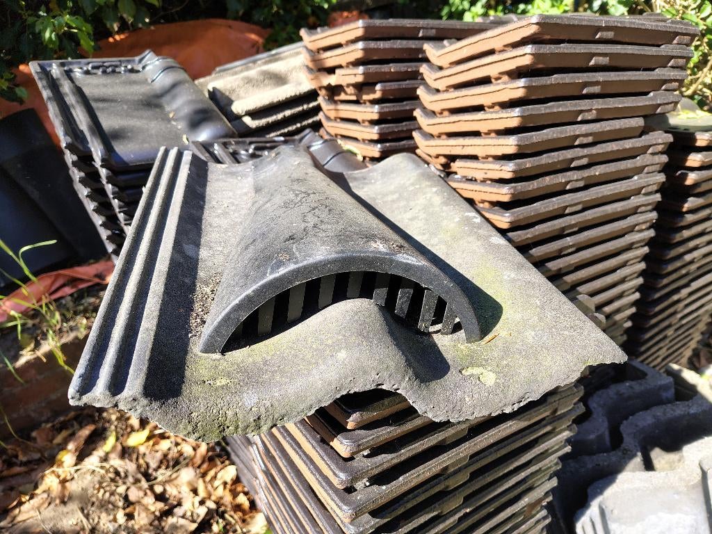 Dakpannen - Sneldek, gevelpan, nokvorsten en ventilatiepan, Ophalen, Gebruikt, Steen of Klei, Minder dan 5 m²