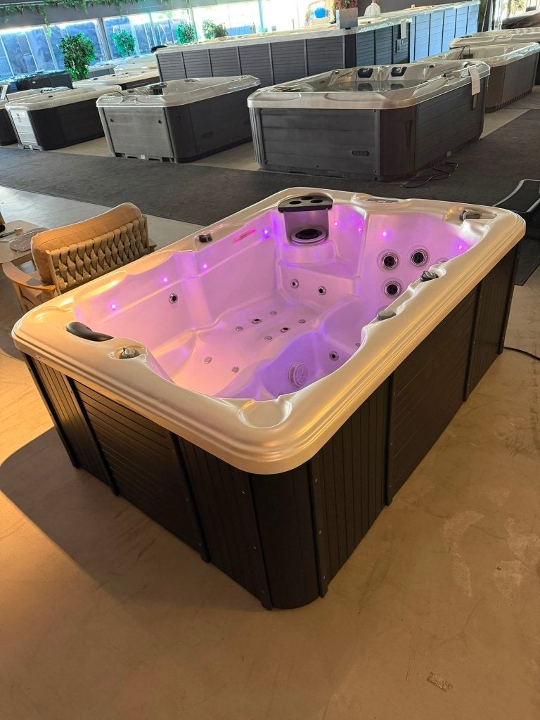 Compacte 2/3-Pers. Spa/Jacuzzi – 2 Zitplaatsen+1 Ligplaats, Tuin en Terras, Bubbelbaden en Hottubs, Ophalen, Zo goed als nieuw