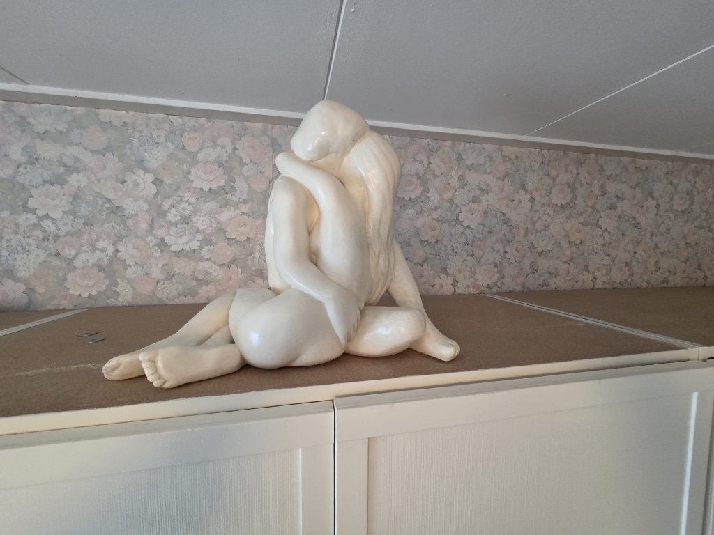 Beeld man/vrouw wit steen, Antiek en Kunst, Ophalen, Groep mensen, 20 - 50 cm, Beeld