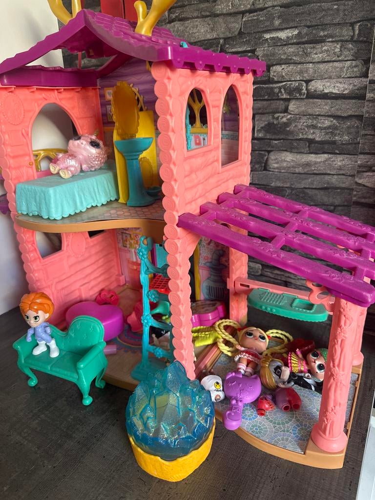 Groot poppenhuis met accessoires en poppen, Verzenden, Gebruikt, Poppenhuis