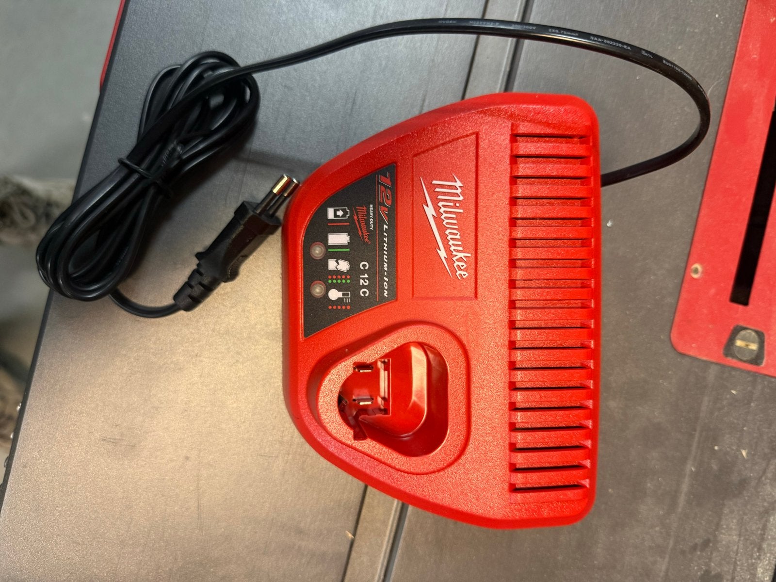 Milwaukee C12 C 12V Lithium-Ion Acculader, Ophalen of Verzenden, Zo goed als nieuw