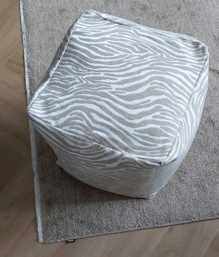 Mooie poef met fluweel zebra stof in beige tint 40x40x40 cm, Ophalen of Verzenden, Nieuw, Beige, Zitzak