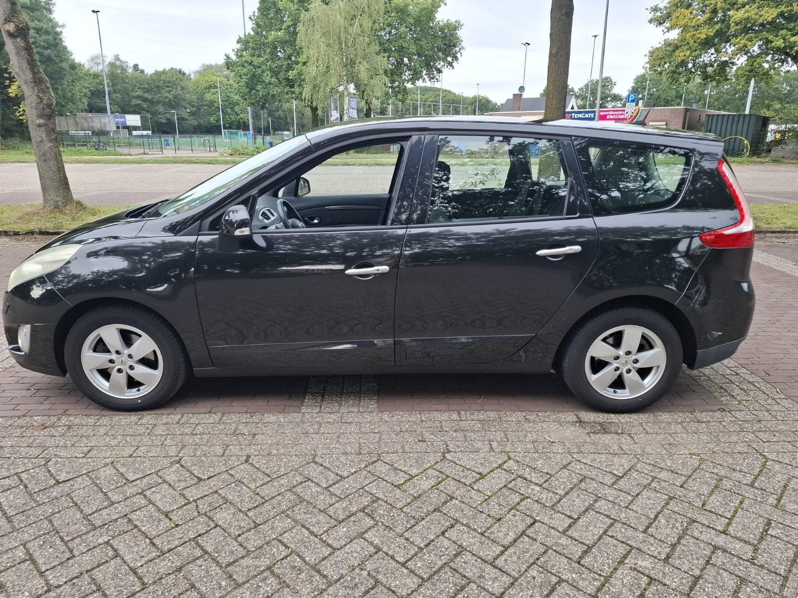 Foto 3 van RENAULT GRAND SCENIC 1.4i 6 VERSN. AIRCO APK CRUISE KEYLESS