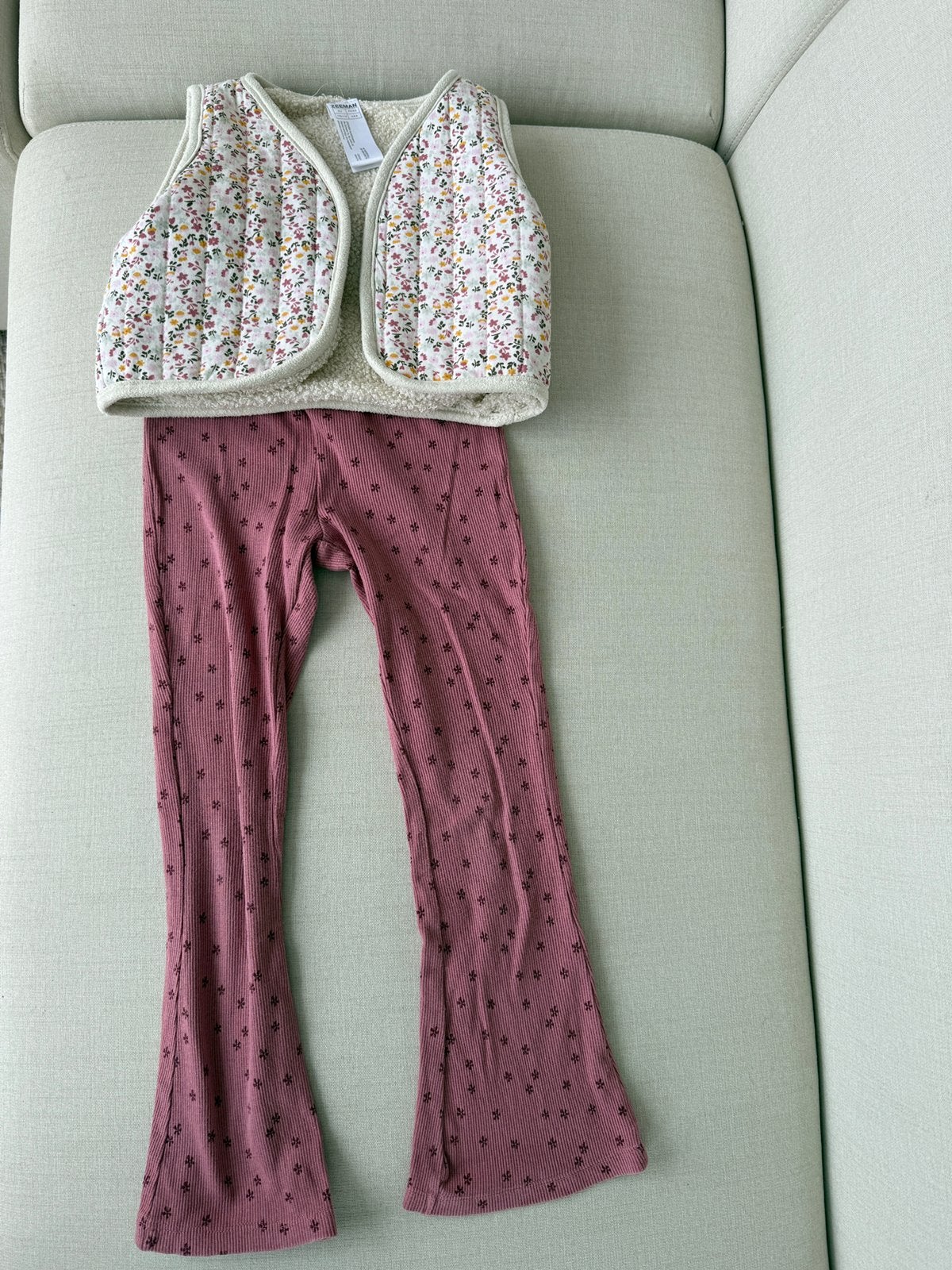 Roze flared legging en gilet met bloemen maat 110-116!, Ophalen of Verzenden, Zo goed als nieuw, Meisje, Setje