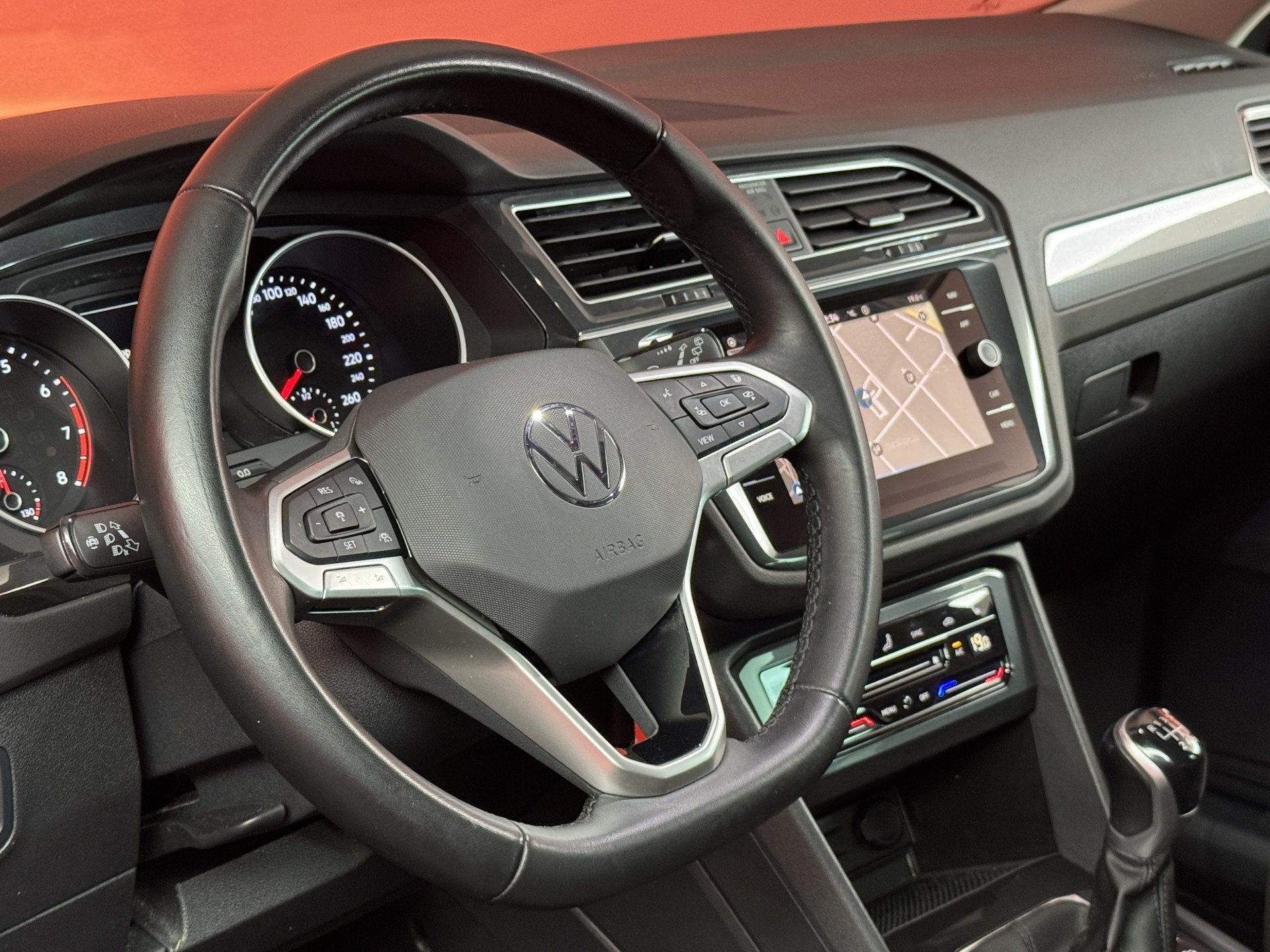 Volkswagen Tiguan 1.5 TSI Life Business | Navigatie | Adapti, Voorwielaandrijving, Dealer onderhouden, 4 cilinders, 150 pk