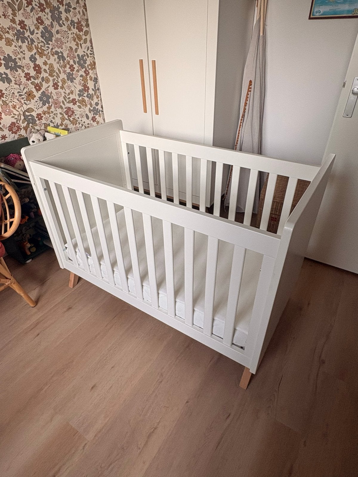 Bopita Fenna ledikant wit met matras en airgosafe topper, Ophalen, Zo goed als nieuw, Ledikant