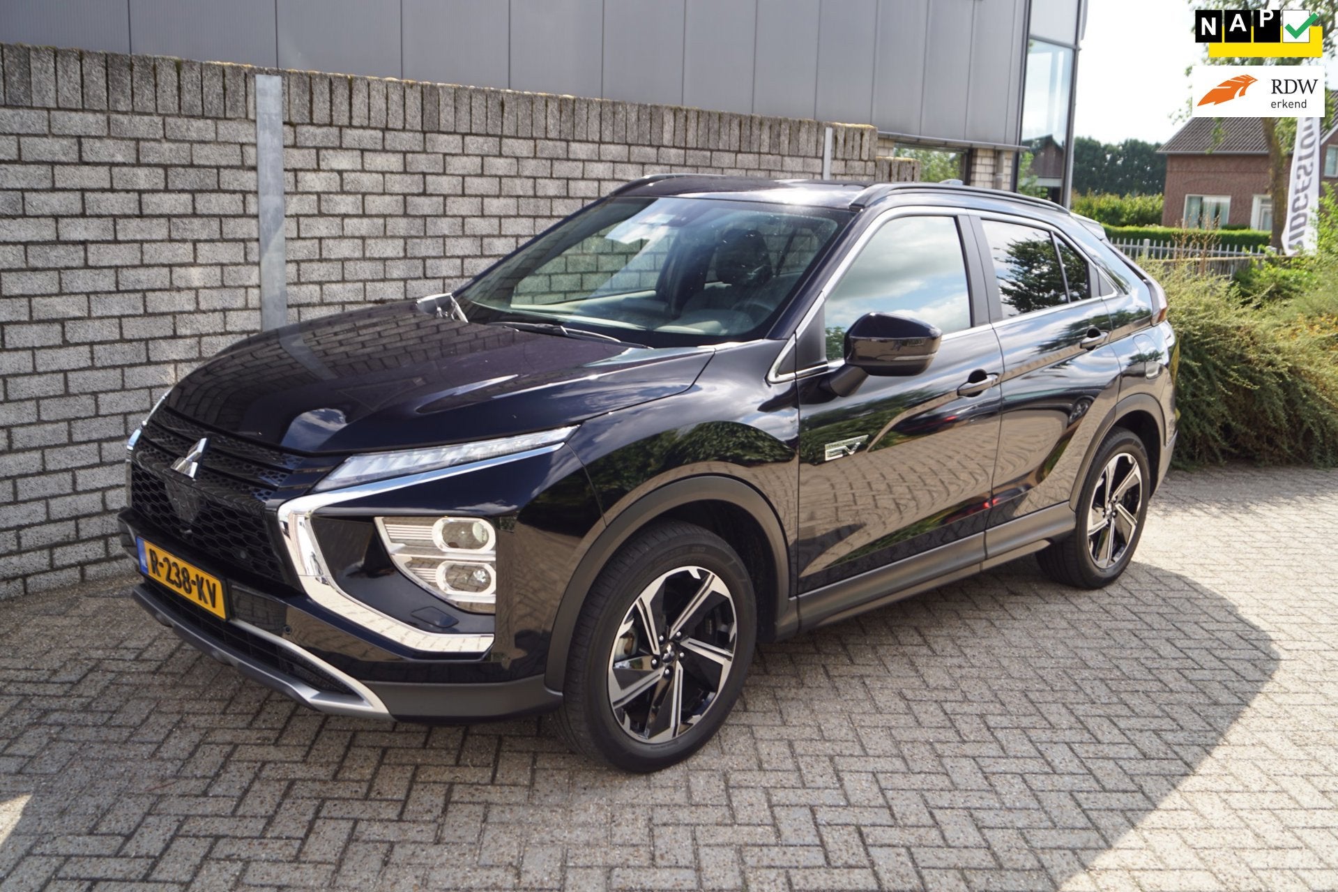 Mitsubishi Eclipse Cross 2.4 PHEV Intense+ Autom 4 WD Leder/, Auto's, Automaat, Dealer onderhouden, 4 cilinders, Vierwielaandrijving
