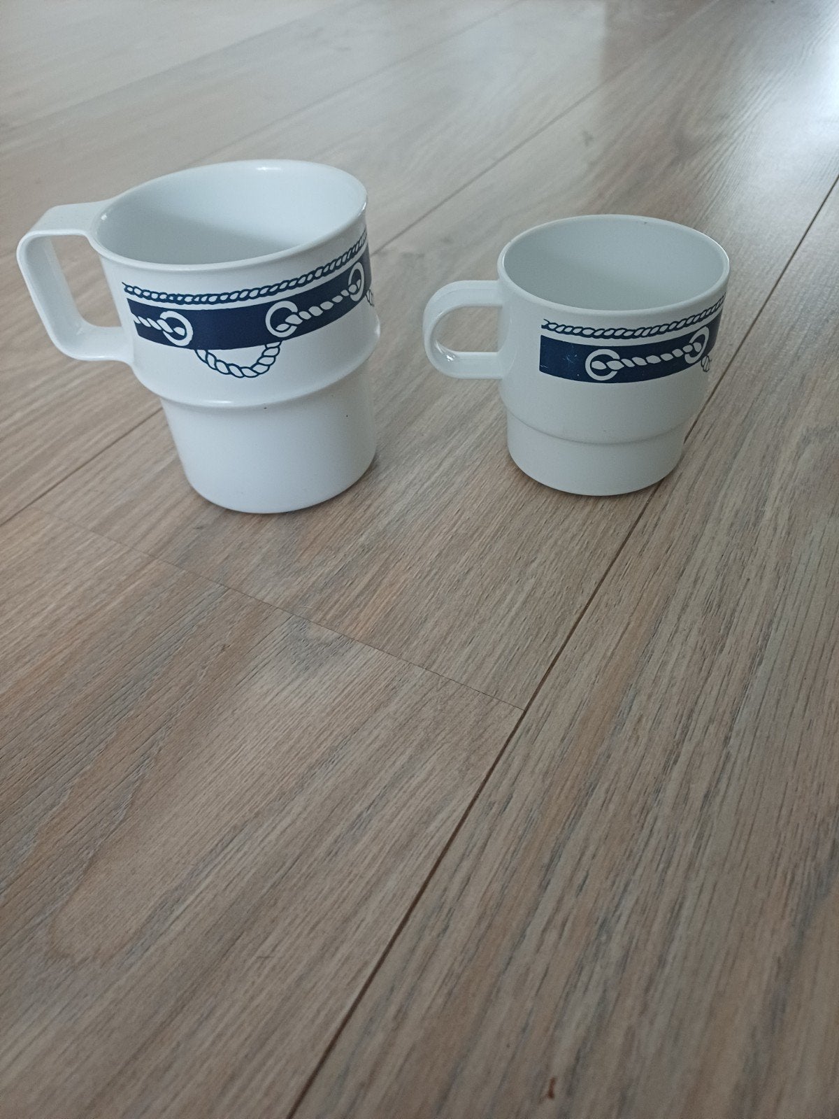 Rosti Mepal theebekers en koffie kopjes wit met blauw anker, Kunststof, Gebruikt, Mepal, Vintage