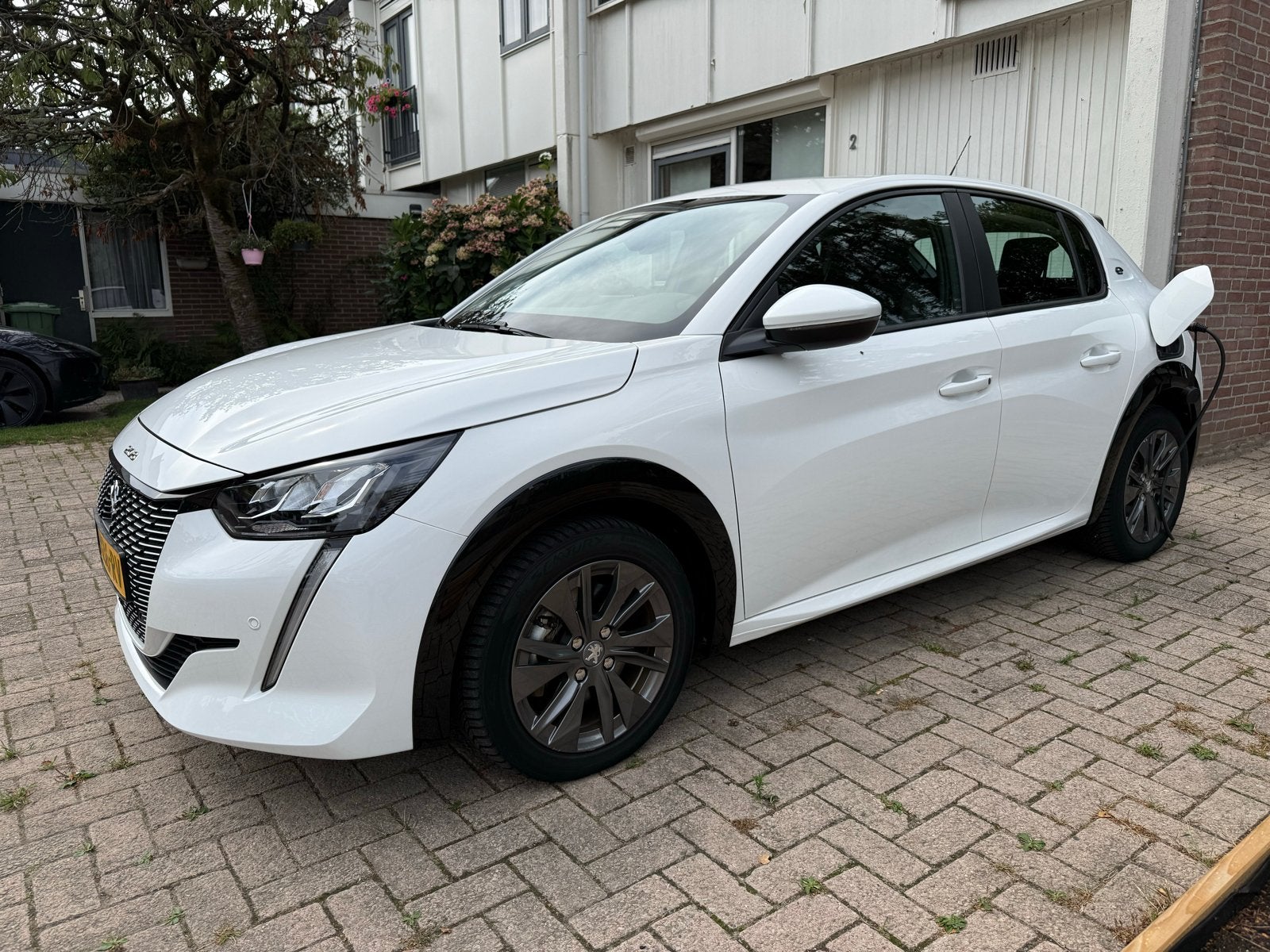 Peugeot 208 EV Allure Pack 50kWh / 2de Eig., Auto's, Stof, Regensensor, Wit, Elektrisch