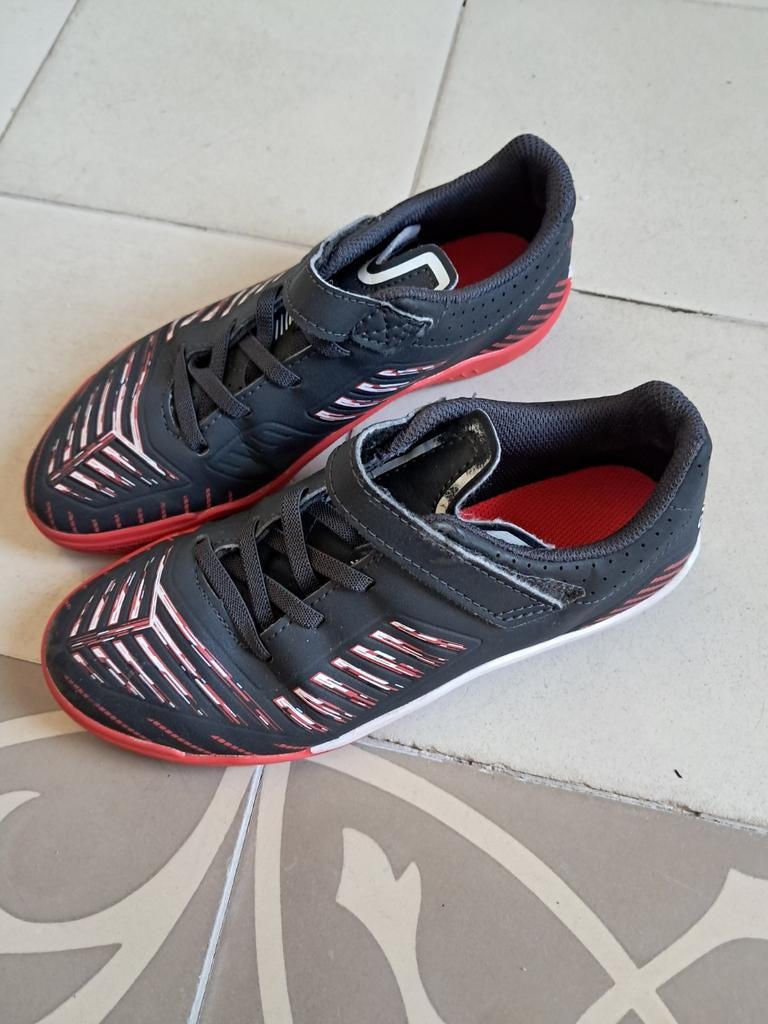 Voetbalschoenen zaalvoetbal zwart/rood maat 33, Sport en Fitness, Voetbal, Gebruikt, Maat XS of kleiner, Schoenen, Ophalen of Verzenden