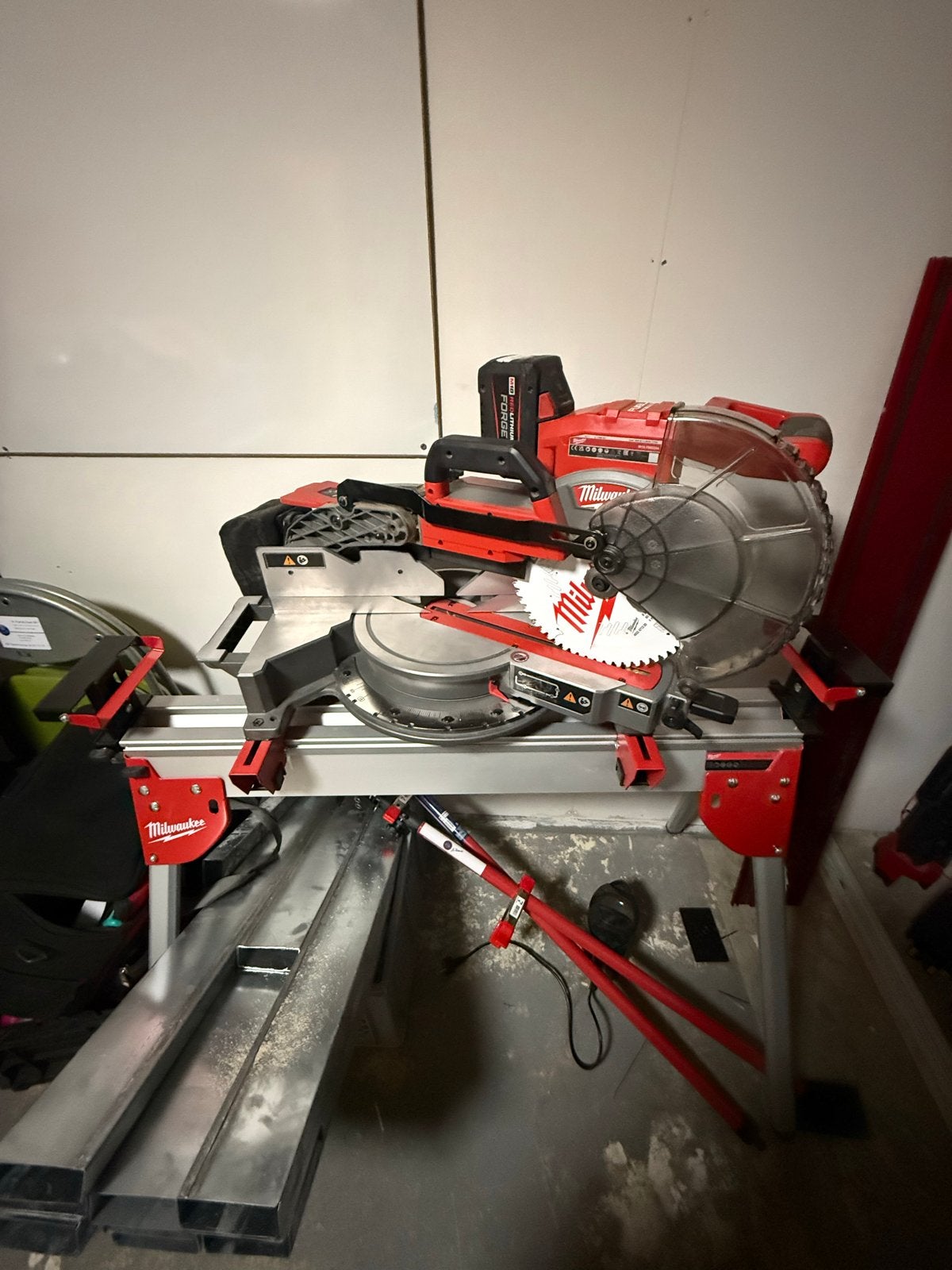 Milwaukee M18-FMS254 Afkortzaag met 12.0AH accu en onderstel, Ophalen, 70 mm of meer, Zo goed als nieuw, Afkortzaag