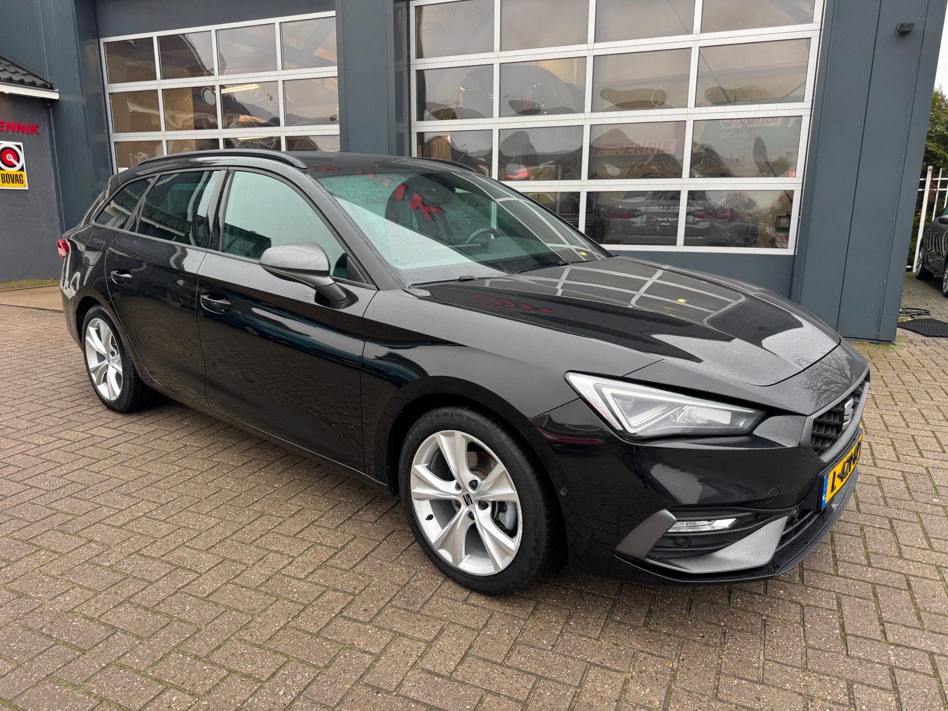 Seat Leon Sportstourer 1.5 eTSI FR Business Intense / Camera, Auto's, Euro 6, 4 cilinders, Leon, Leder en Stof