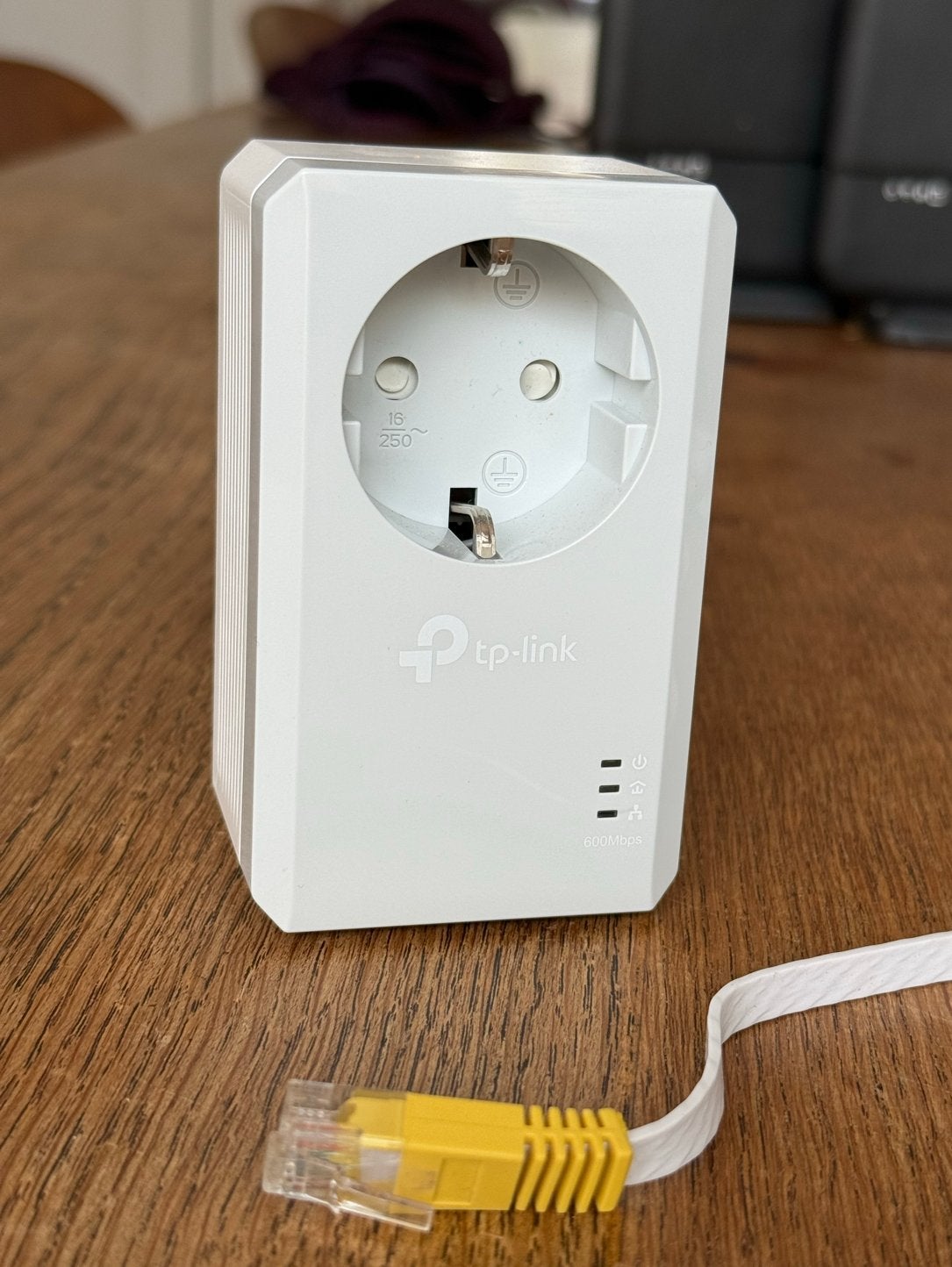 TP-Link Powerline Adapter AV600 met geïntegreerd stopcontact, Computers en Software, Netwerk switches, Zo goed als nieuw, Ophalen of Verzenden