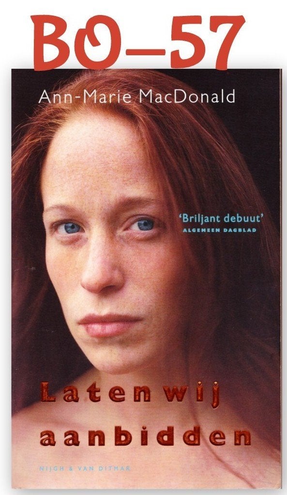 Boek BO-57 - Laten wij Aanbidden -- Ann- Marie MacDonald, Ophalen of Verzenden, Zo goed als nieuw