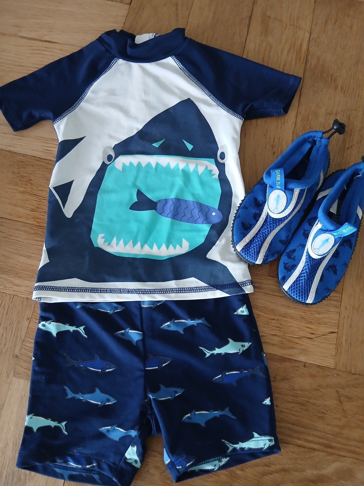UV set haaien maat 98/104 met waterschoentjes maat 27, Zwemschoenen, Maat 104, UV-zwemkleding, Ophalen of Verzenden
