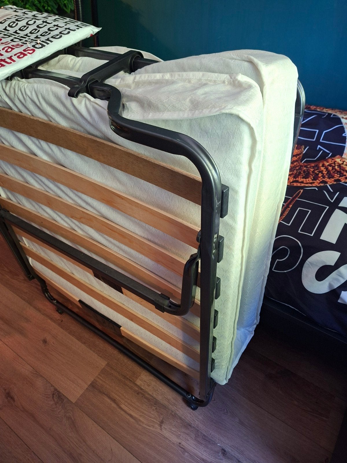 Opvouwbaar logeerbed met matras en beschermhoes., Gebruikt, Eenpersoons, Zwart, 80 cm