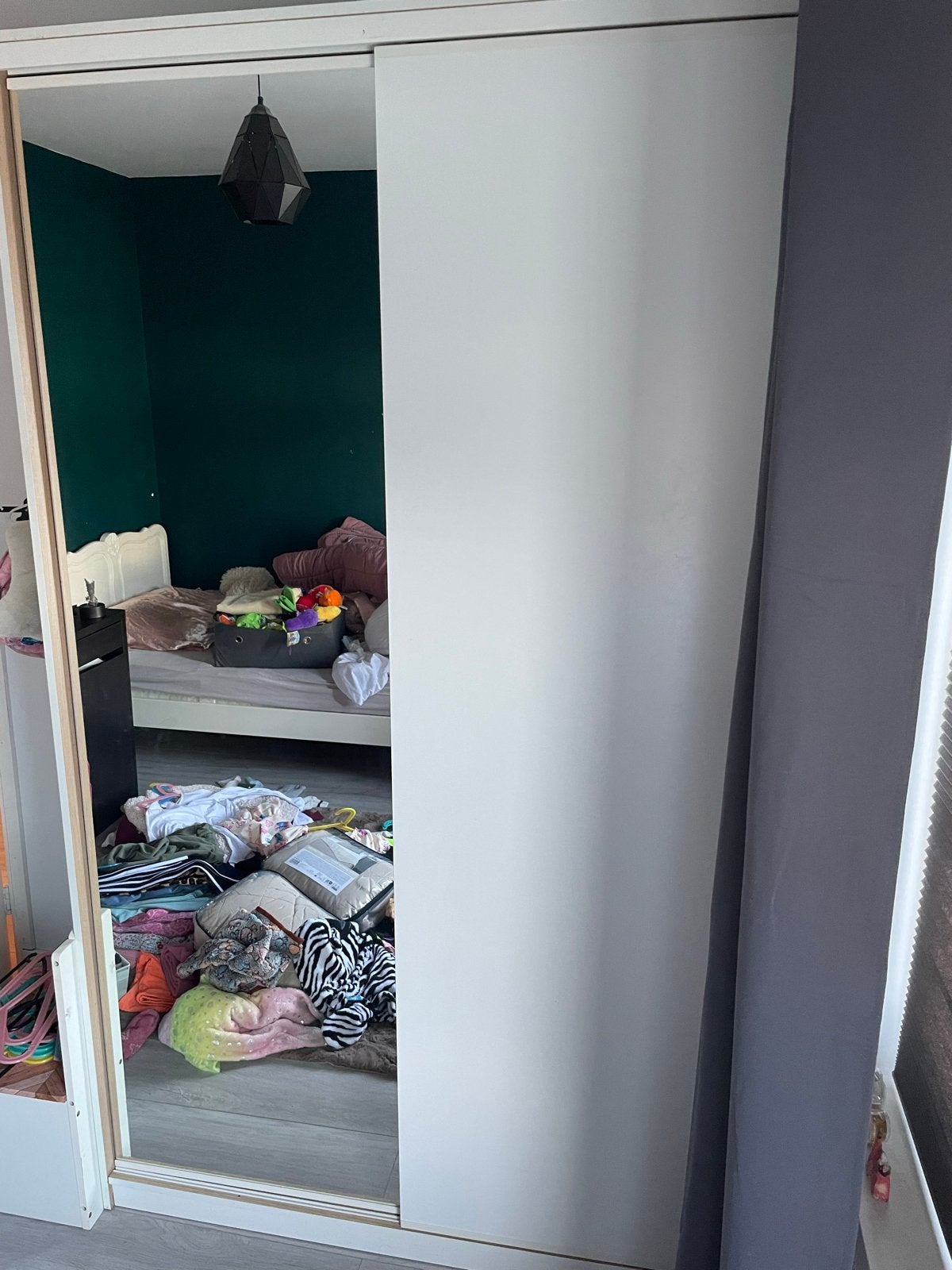 Witte kledingkast met schuifdeuren en spiegel, Ophalen, Met plank(en), Gebruikt, 100 tot 150 cm
