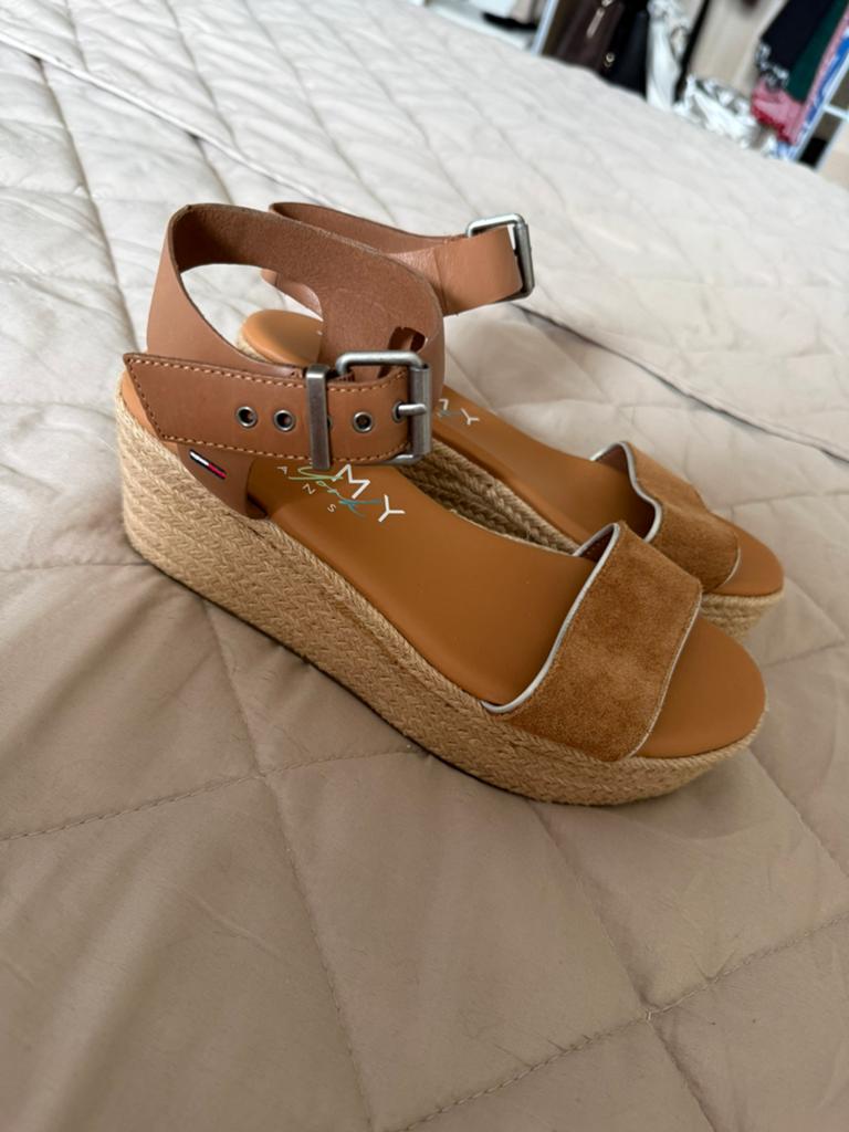 Leuke zomerschoenen Tommy Hilfiger maat 39, Bruin, Nieuw, Ophalen of Verzenden, Espadrilles of Moccasins