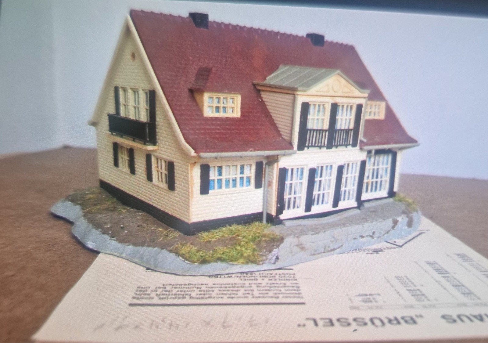 KIBRI HO 8340 LANDHUIS " BRUSSEL ", Hobby en Vrije tijd, Modeltreinen | H0, Ophalen of Verzenden, Gelijkstroom of Wisselstroom