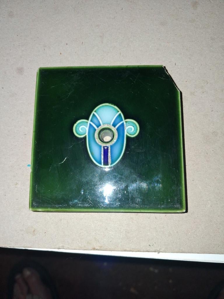 Groene tegel met blauw decor, gemerkt Belgium, Ophalen of Verzenden