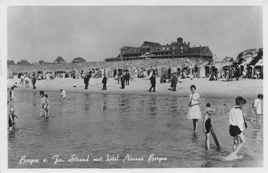 703-085-043 Bergen aan Zee Strand met Hotel Nassau Bergen, Verzenden, Voor 1920, Noord-Holland