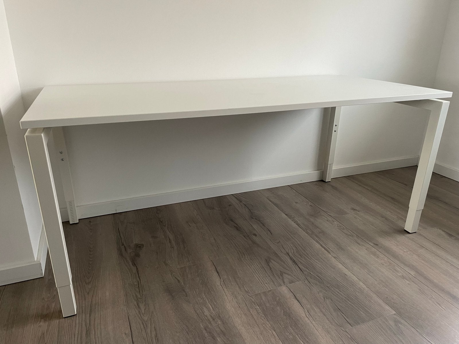 Wit bureau met verstelbare poten - 180x80 cm en kabelgoot, Huis en Inrichting, Bureaus, Ophalen, Spaanplaat of MDF, In hoogte verstelbaar