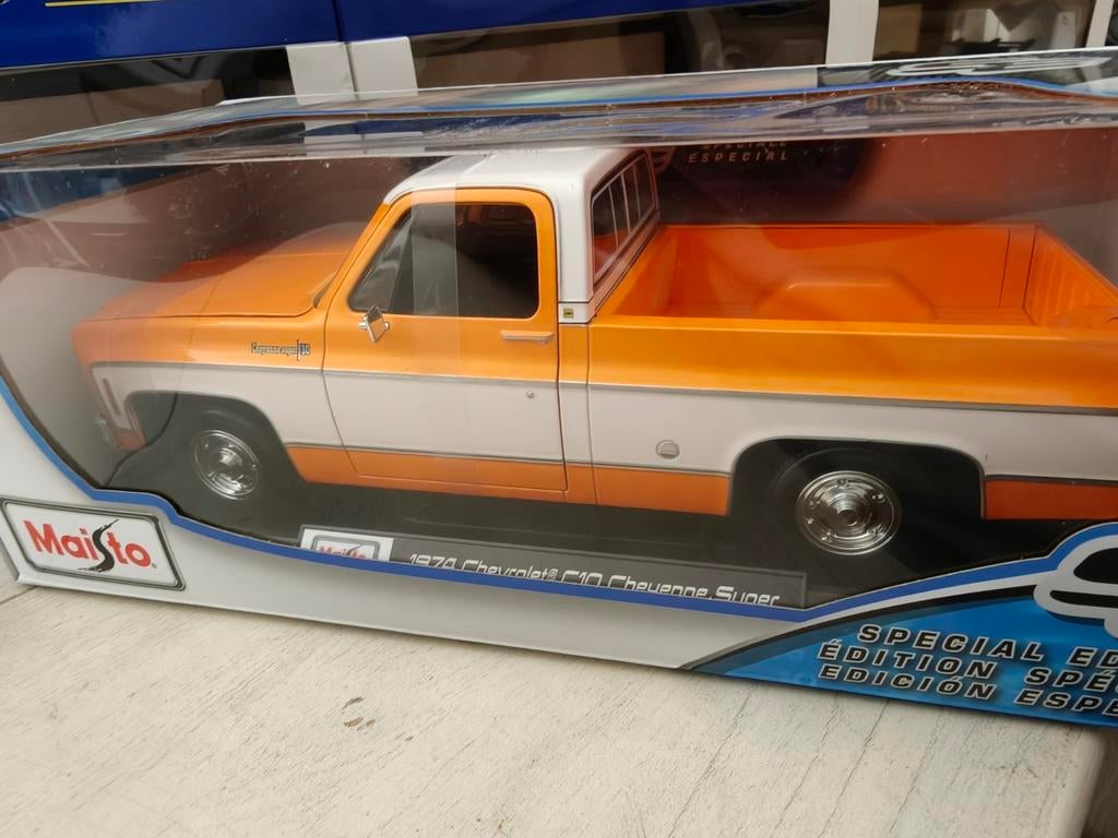 Maisto 1974 Chevrolet C10 Cheyenne Super - Oranje/Wit, Hobby en Vrije tijd, Modelauto's | 1:18, Verzenden, Nieuw, Auto, Maisto