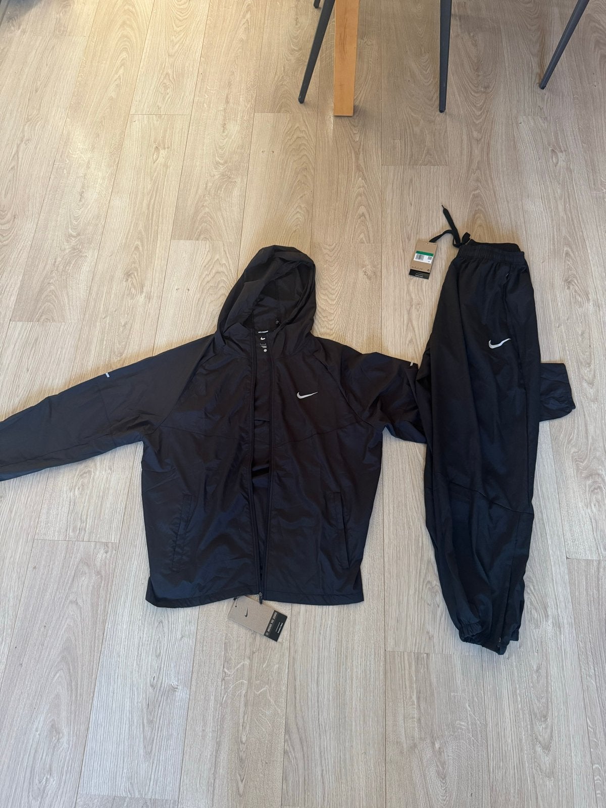 Nike miller Trainingspak Zwart Maat L/XL, Maat 52/54 (L), Zwart, Nieuw, Ophalen of Verzenden