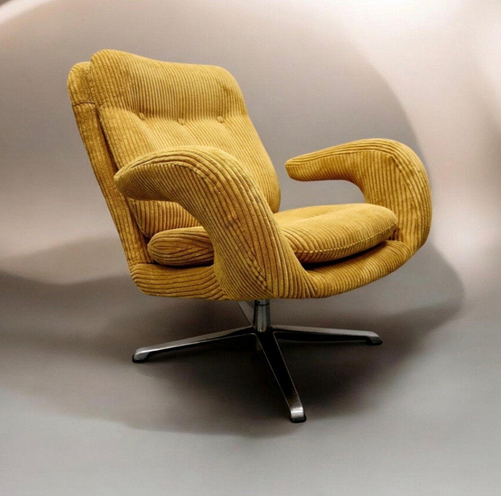 Foto 2 van vintage draaifauteuil Romefa nieuw bekleed jaren 60 ribstof