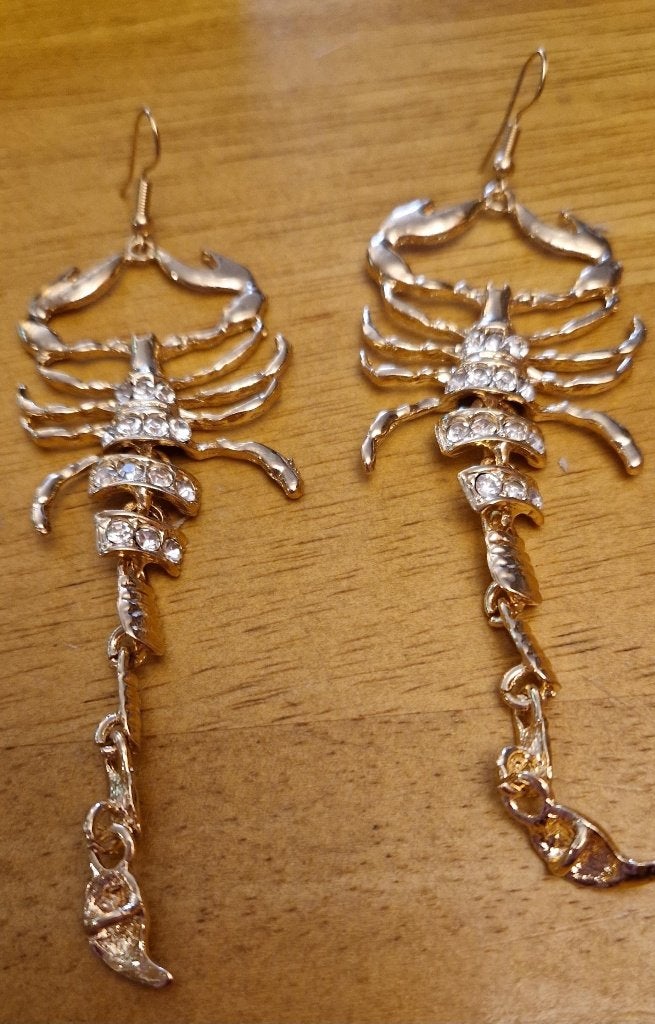 Schorpioen oorbellen lang, Hangers, Nieuw, Ophalen of Verzenden, Goud