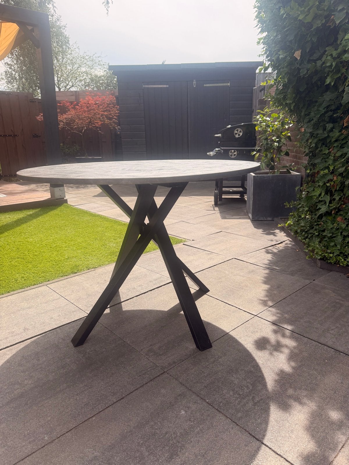 Ronde grijze eettafel met zwart metalen onderstel (105 cm), Huis en Inrichting, Tafels | Eettafels, Ophalen, Gebruikt, 100 tot 150 cm