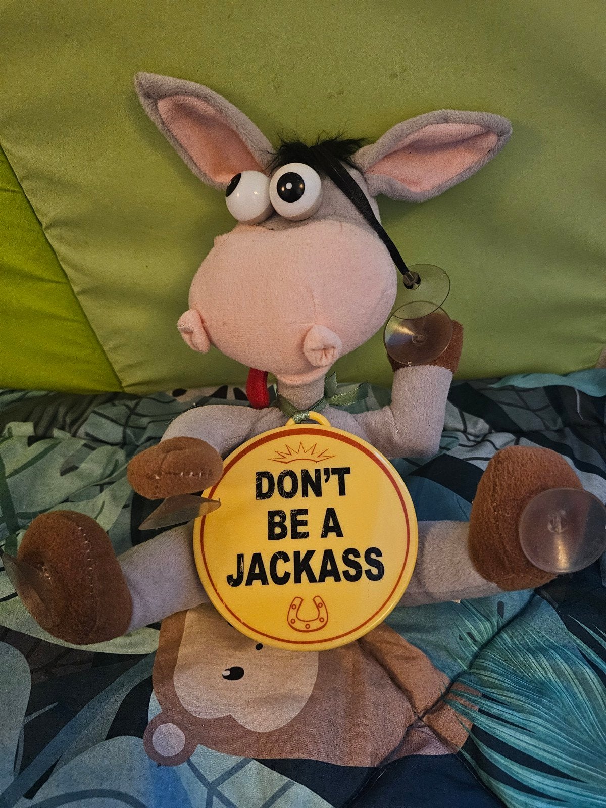 Grappige ezel knuffel met zuignappen - "Don't be a jackass", Kinderen en Baby's, Gebruikt, Overige merken, Overige karakters, Overige typen