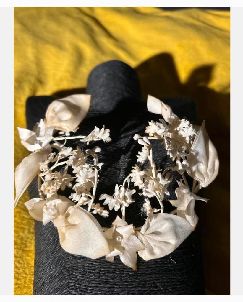 Antieke Tiara met delicate bloemendetails, zeer oud, Ophalen of Verzenden, Accessoires, X, Roze