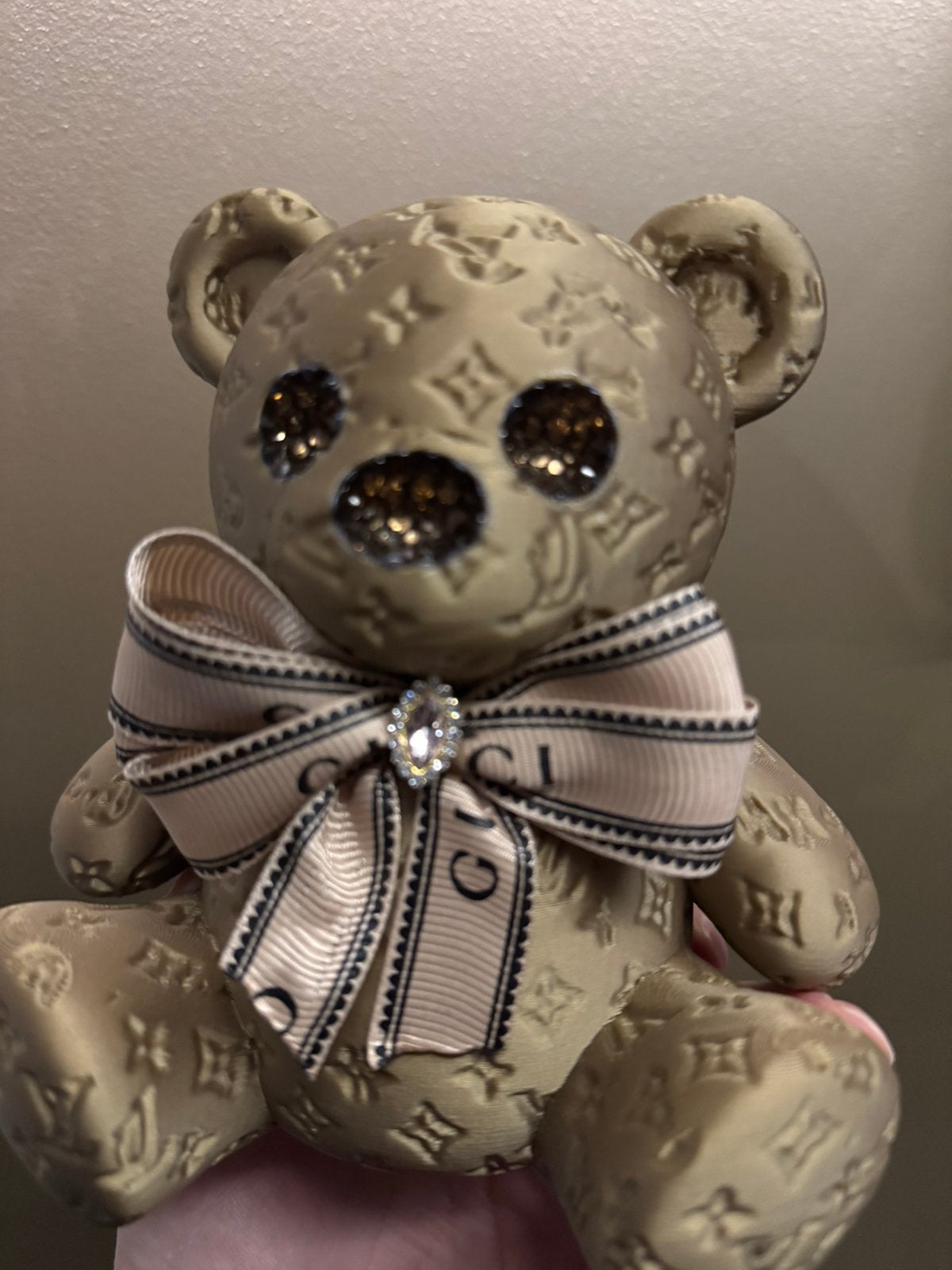 Luxe Gouden LV Teddybeer – 15 cm – 3D Geprint, Ophalen of Verzenden, Zo goed als nieuw, Beeldje, Overige merken