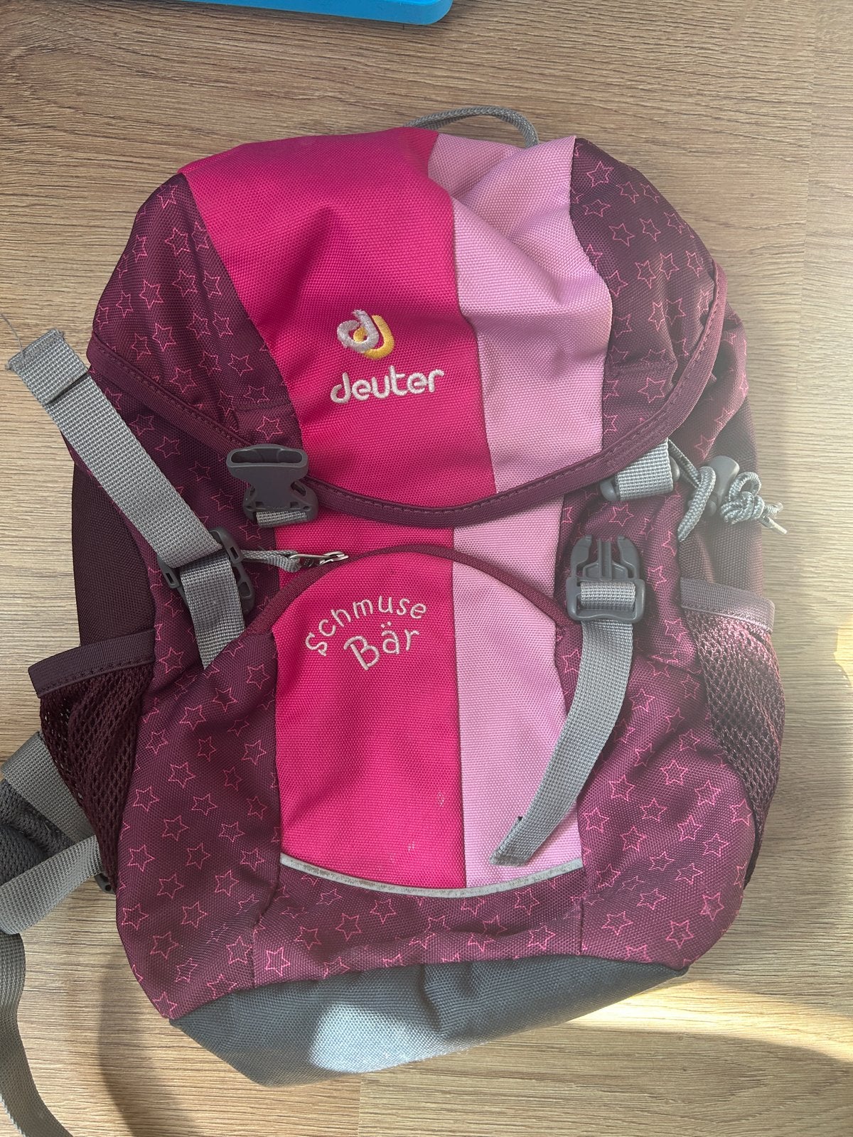 Deuter Schmusebär kinderrugzak - roze/paars met sterren, Sieraden, Tassen en Uiterlijk, Overige merken, Gebruikt, Minder dan 30 cm