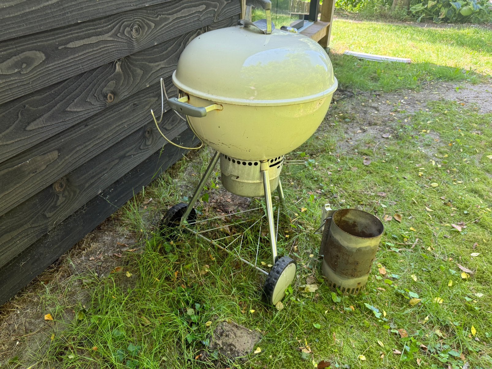 Weber 57 cm, Tuin en Terras, Houtskoolbarbecues, Gebruikt, Met accessoires, Ophalen